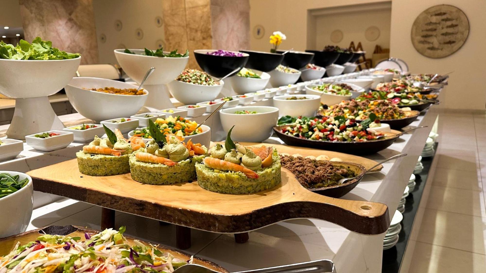 Royal Azur Thalassa Hammamet Exterior foto A selection of salads at a buffet